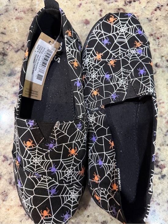 Toms Other - Tom’s youth size 5 Halloween theme black glow in the dark spiders